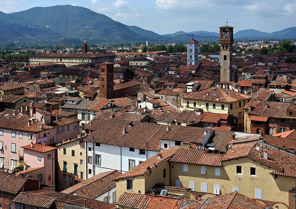 Due operai sono morti a Lucca per il crollo di una gru