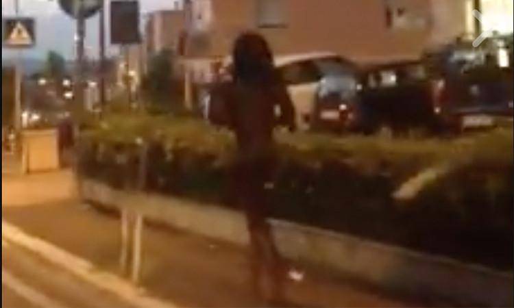 Immigrato corre nudo per la strada: denunciato