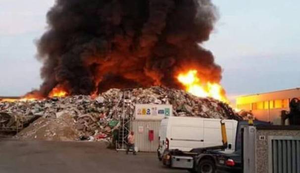 Pavia, a fuoco rifiuti speciali: "C'è rischio diossina"