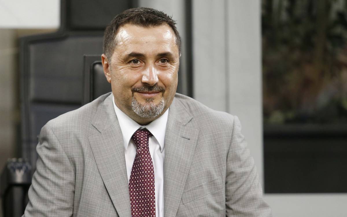 Milan, il procuratore di Gomez  ​rompe con una sedia un vetro di Mirabelli