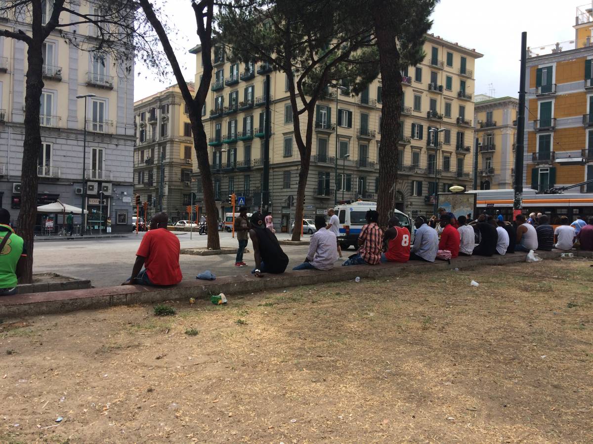 Stranieri che passano il tempo in piazza Principe Umberto