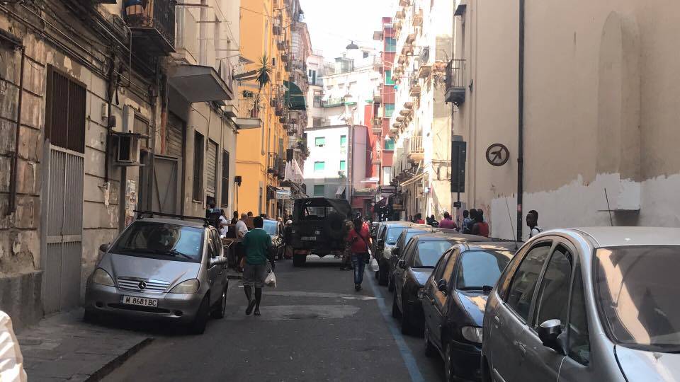 Napoli, il Vasto nella morsa della polizia: gambiano beccato a spacciare