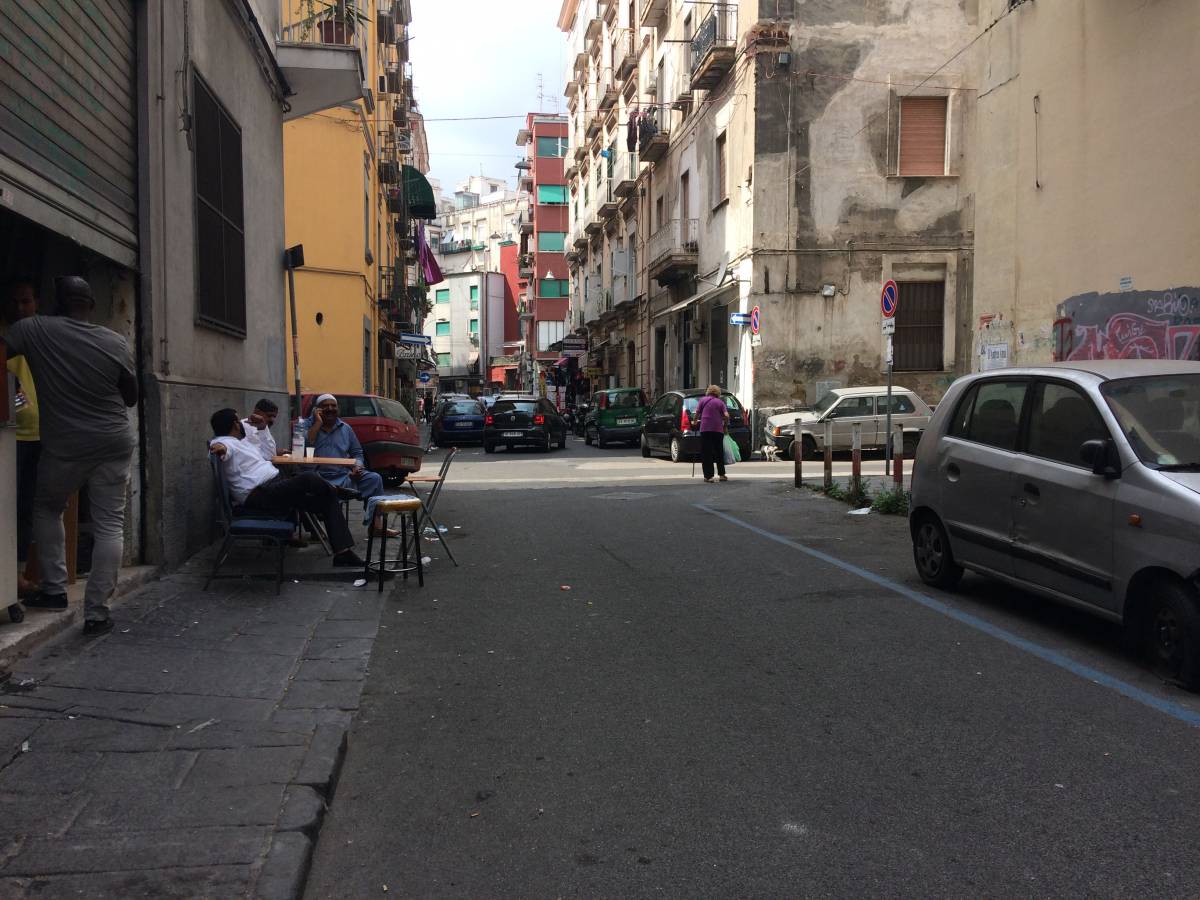Il degrado degli immigrati nel quartiere Vasto di Napoli
