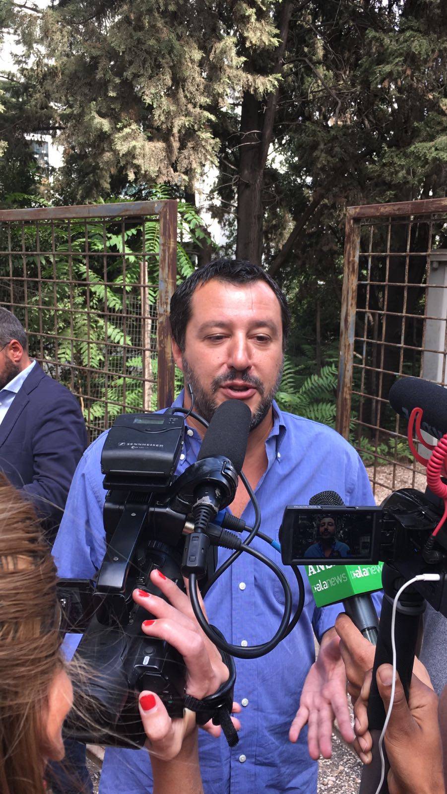 Blitz di Matteo Salvini nella tendopoli per i migranti di via Ramazzini