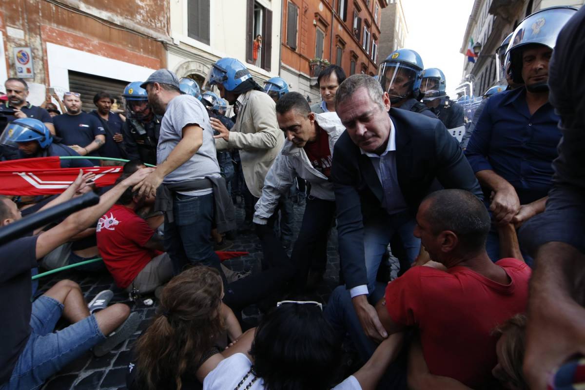 Il blitz di attivisti e immigrati: tensioni con la polizia a Roma