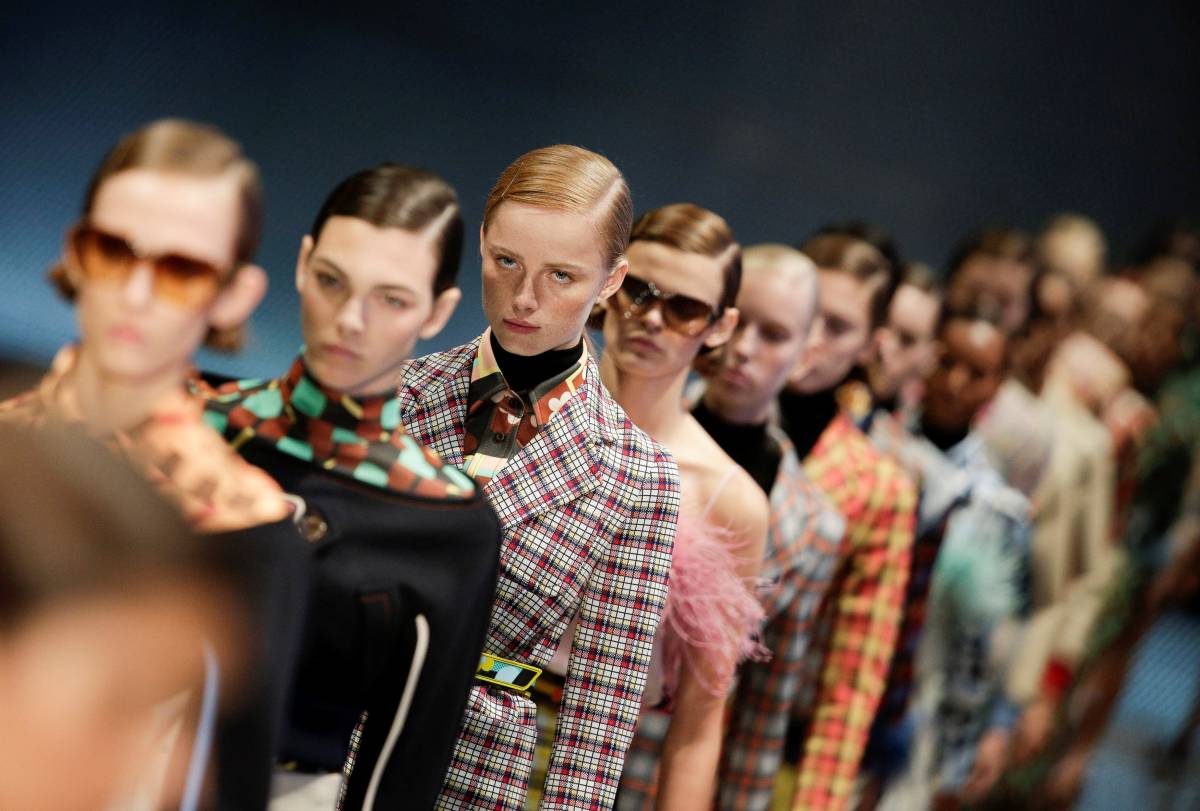 Prada, giù i ricavi per scarpe e borse