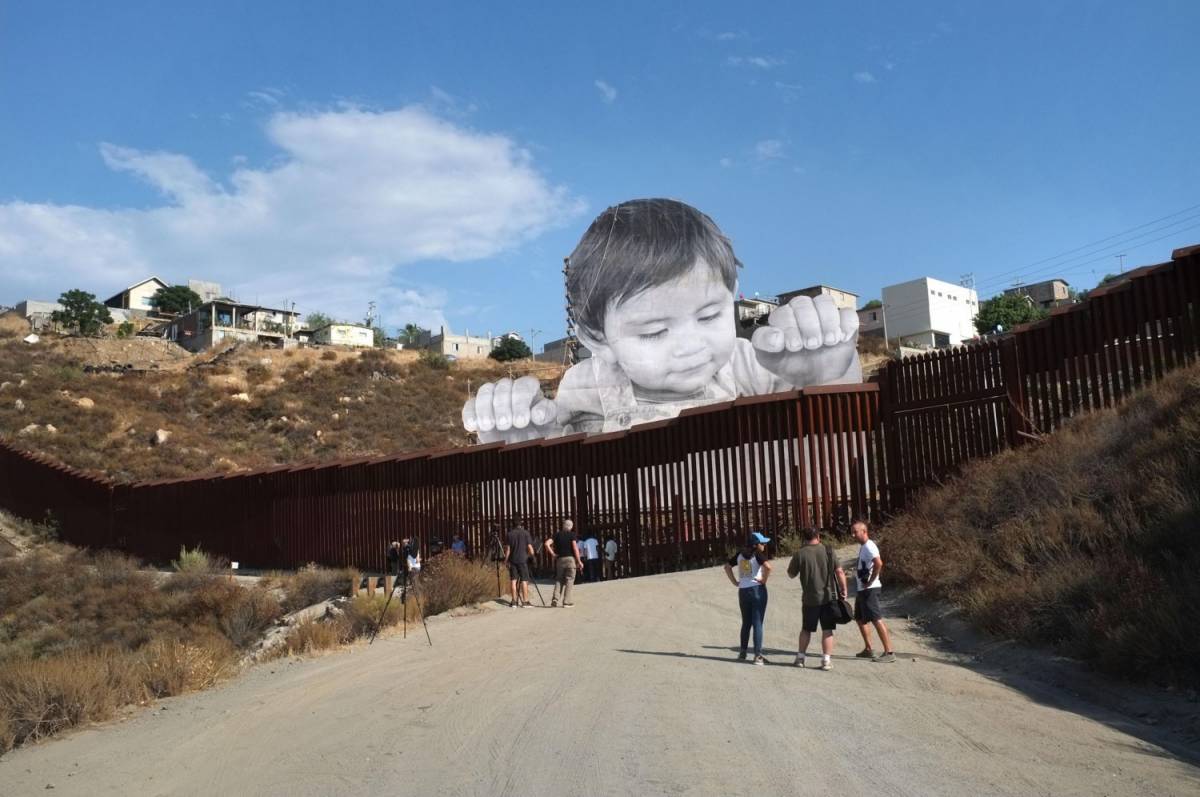 Usa, un bebè di 20 metri contro il muro di Trump