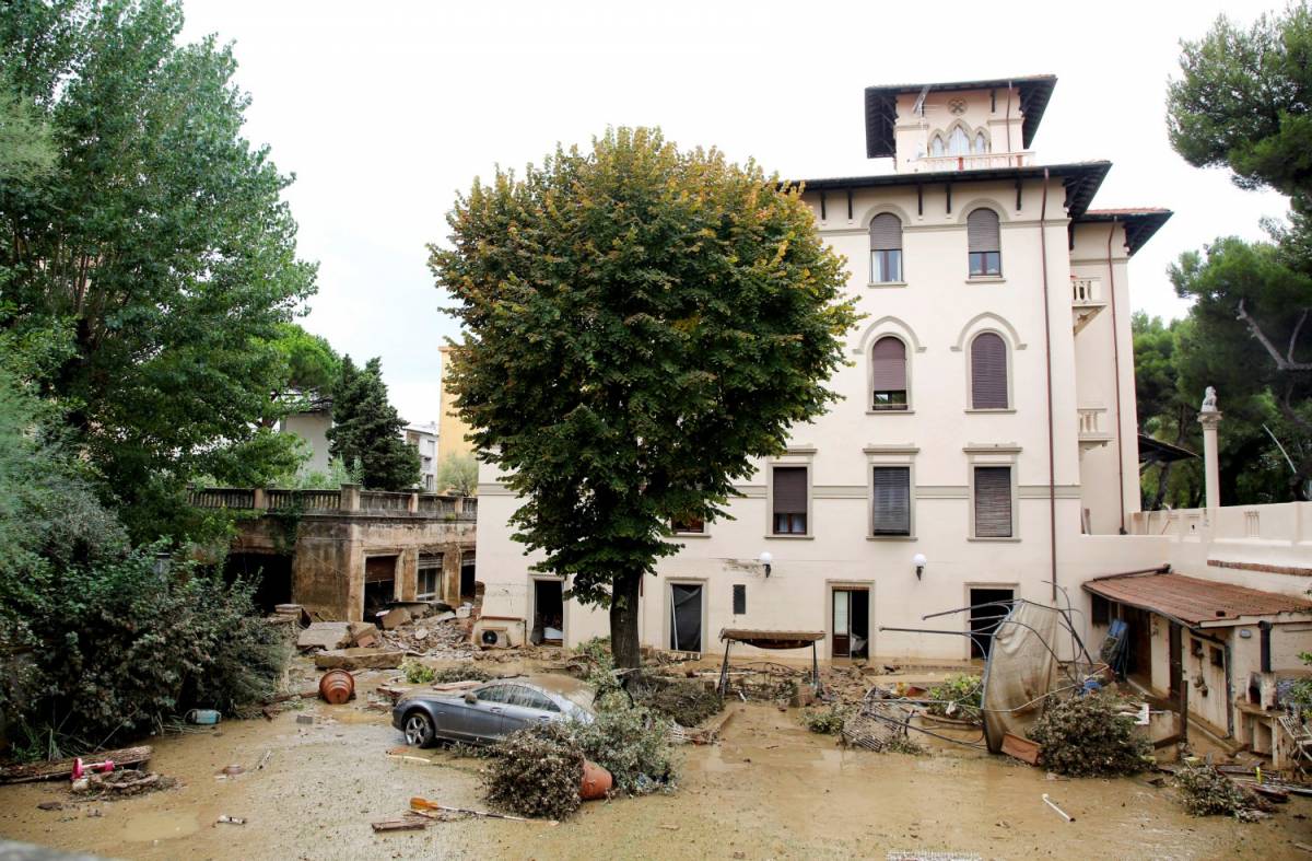 Livorno, l'alluvione e gli sciacalli: anziano si toglie la vita