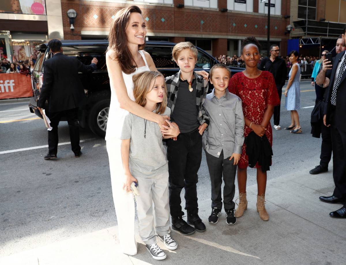 Angelina Jolie sfila sorridente con i figli sul red carpet