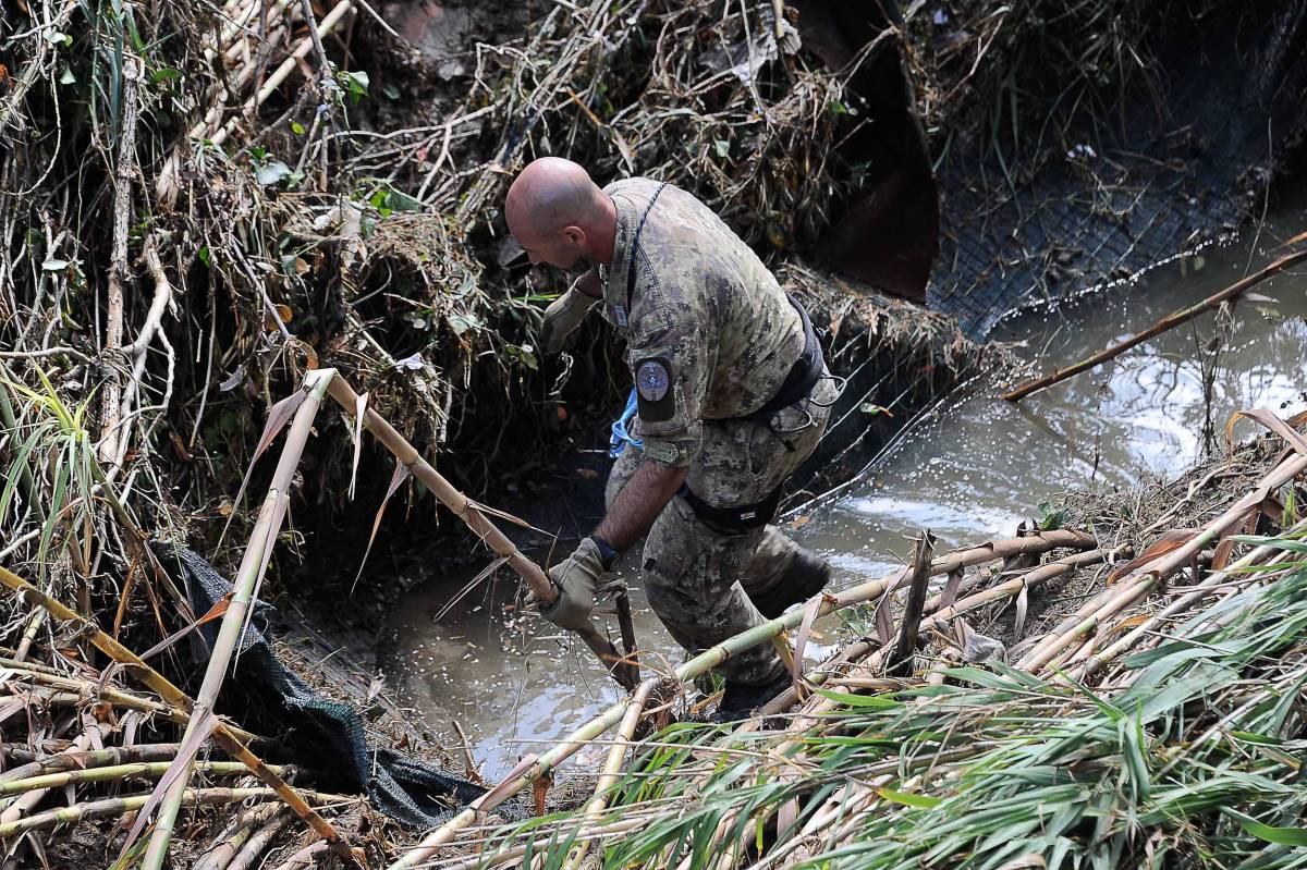 Sopravvissuto all'alluvione di Livorno, ringrazia i parà: "Salvo grazie a voi"