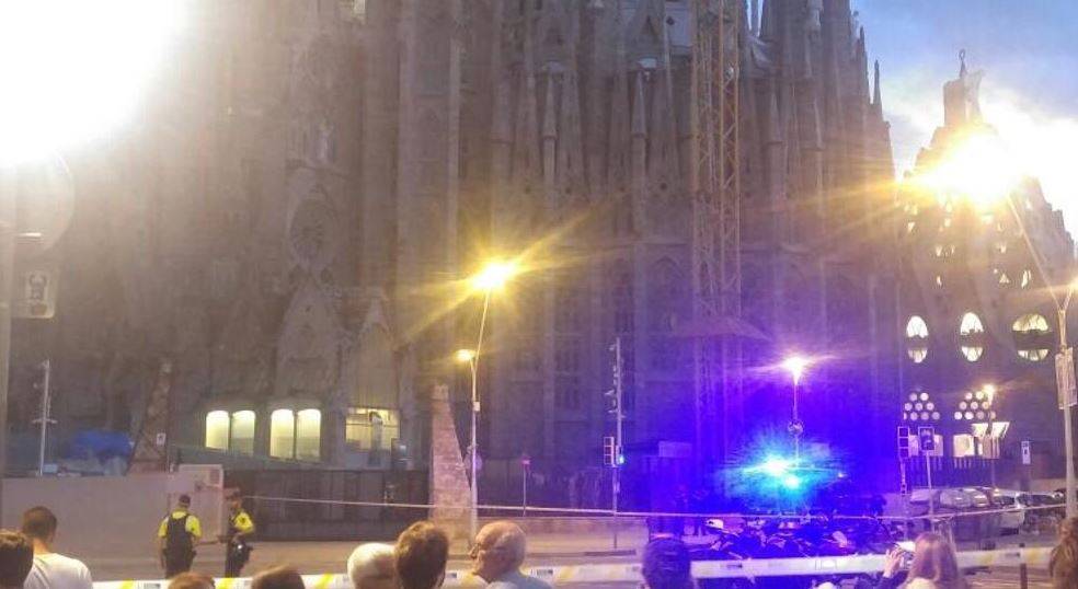 Barcellona, furgone sospetto "Isolata la Sagrada Familia"