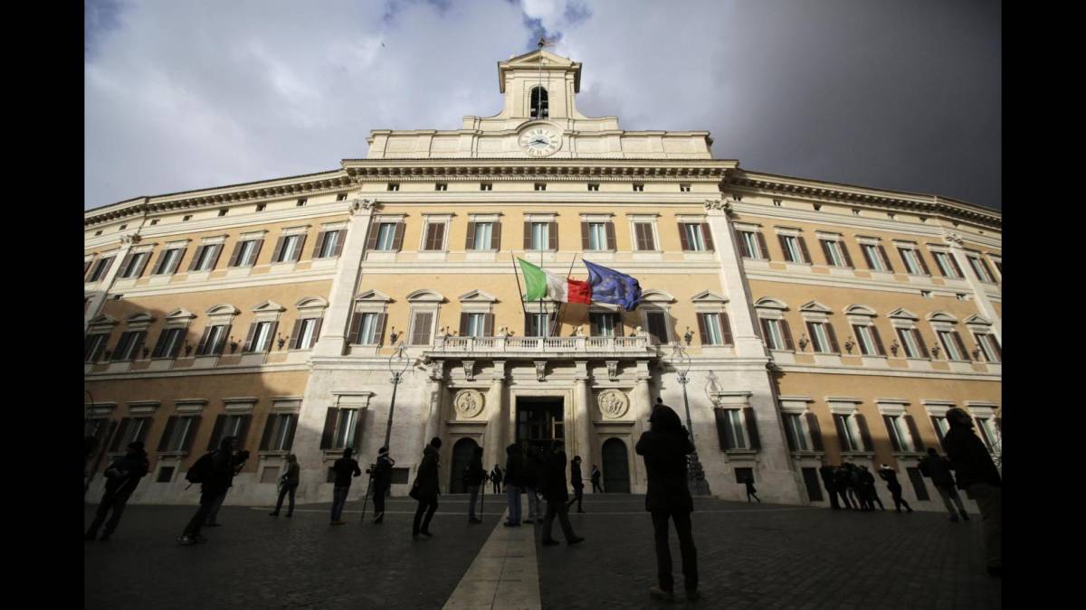 Salvini in Piazza del Popolo a Roma, ma deputati Lega in aula alla Camera: "C'è la manovra da votare"