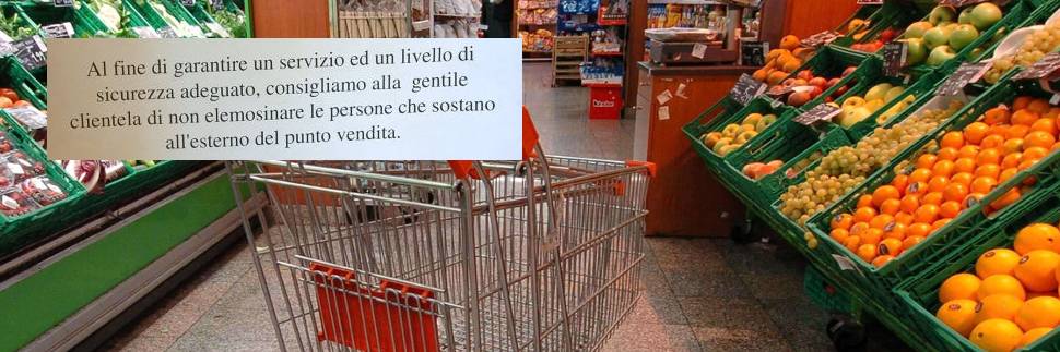 "Qui vietata l'elemosina" È polemica sul cartello del supermarket