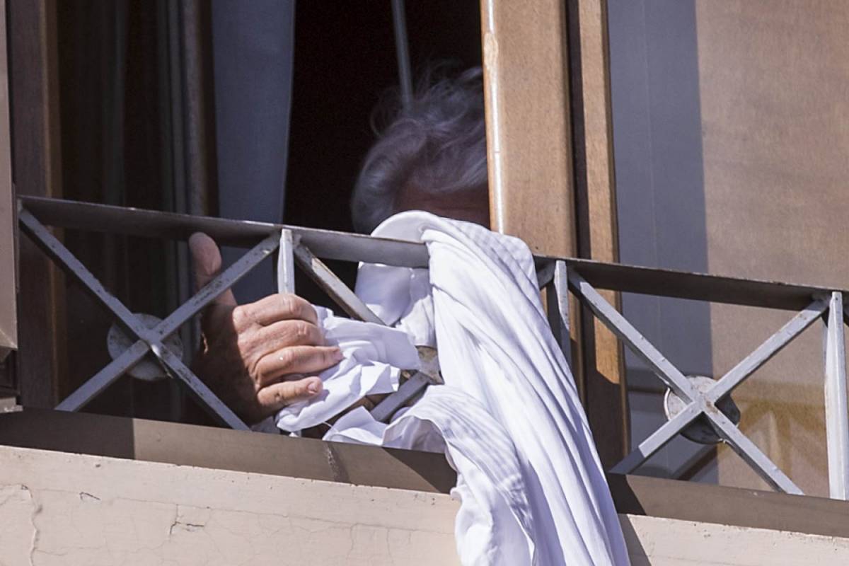 Roma, Beppe Grillo show: cala le lenzuola dalla finestra dell'albergo