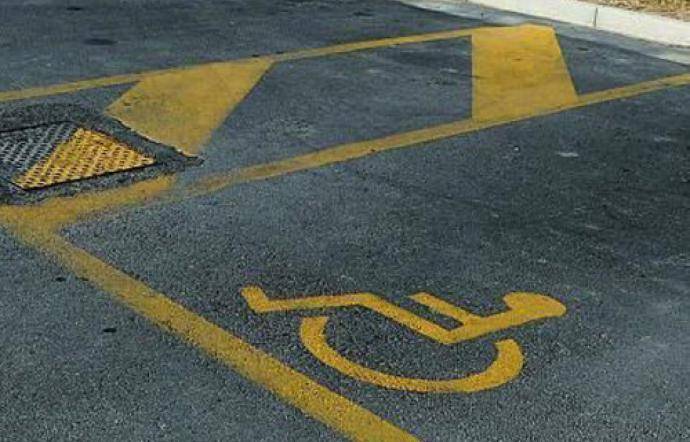 Disabile parcheggia auto: trova biglietti di insulti