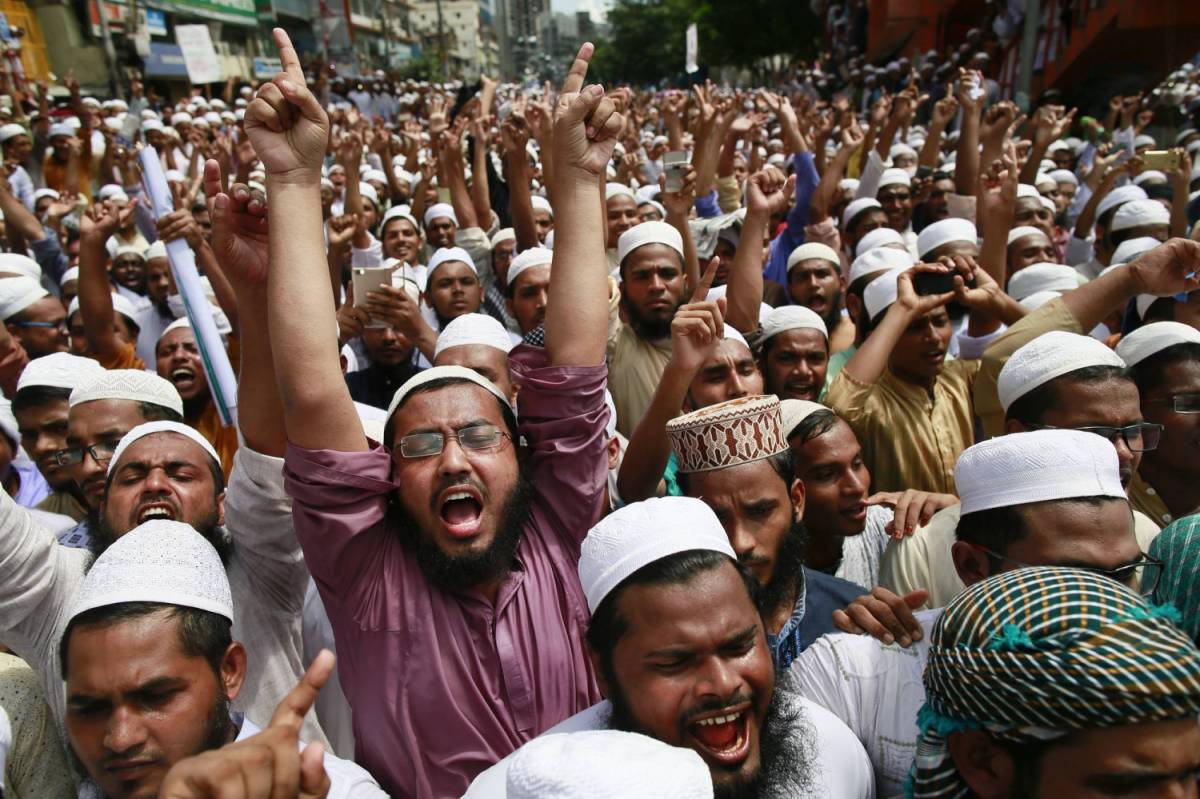 Sostenitori del gruppo islamista Hefazat-e-islam protestano in Bangladesh