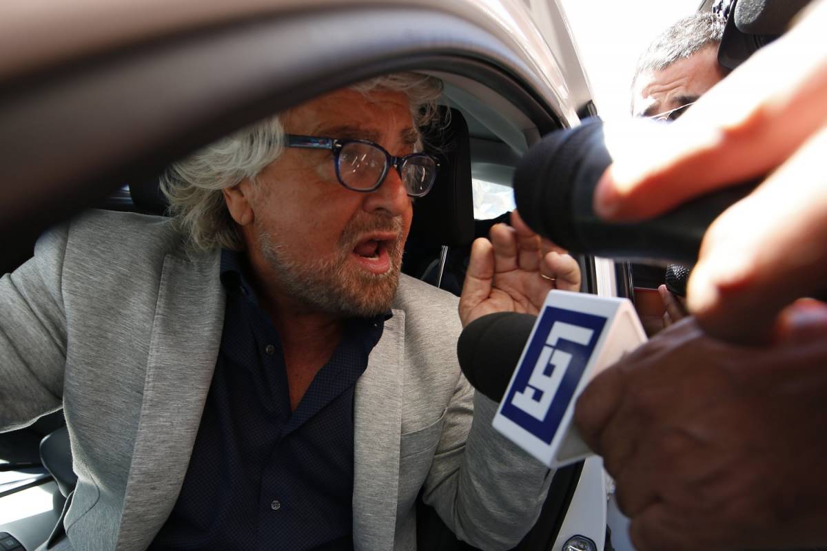 Grillo contro i giornalisti: "Vi mangerei per vomitarvi"