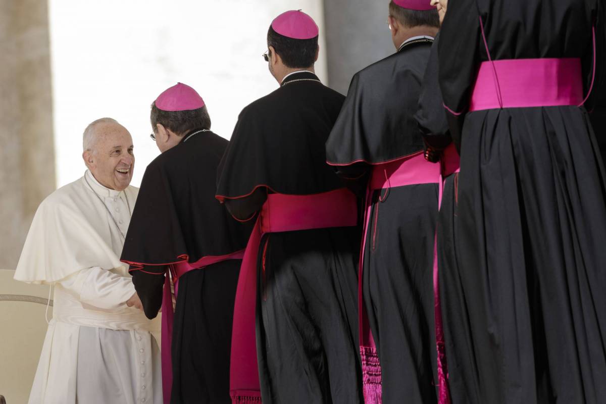 Pedofilia, il Papa: "La Chiesa ha affrontato i crimini in ritardo"