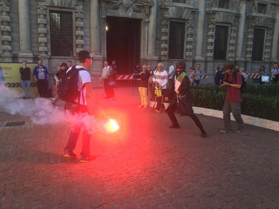 Centri sociali in piazza assedio a Palazzo Marino contro gli sgomberi