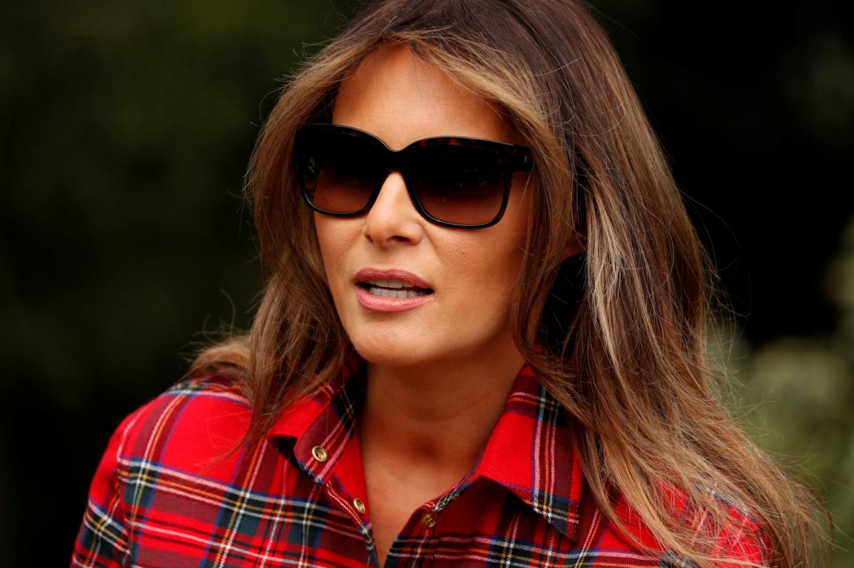Melania Trump zappa l'orto e sul web la "bastonano" per l'outfit