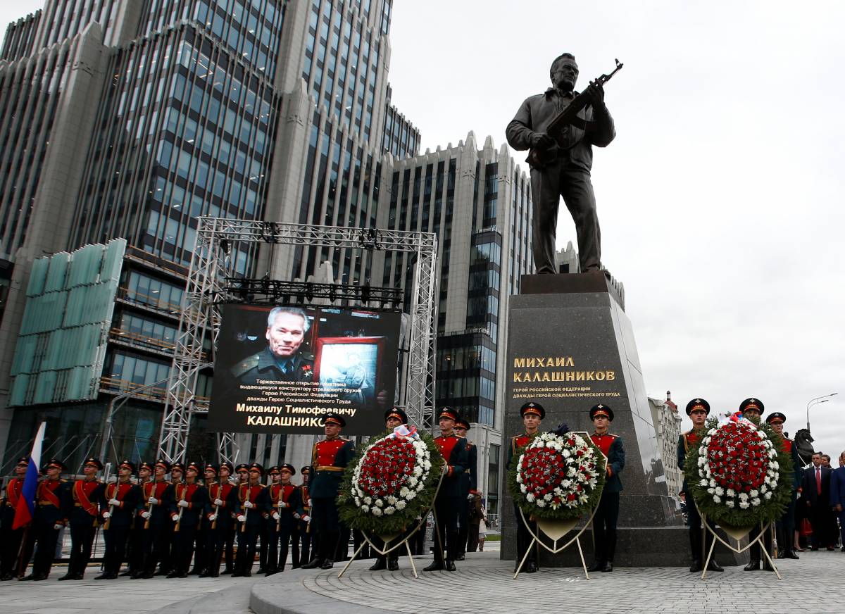 Russia, figuraccia armata: sulla statua il fucile sbagliato