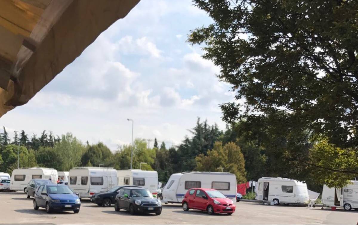 Nomadi, carovana di 15 roulotte ferma da 3 giorni in via Pestagalli