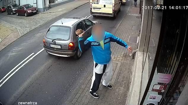 Polonia, il ladro tenta il furto ma viene investito da un'auto
