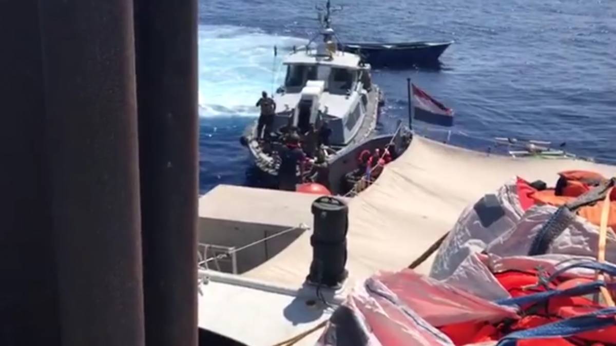 Migranti, colpi contro la nave della Ong: il blitz della Marina libica in mare