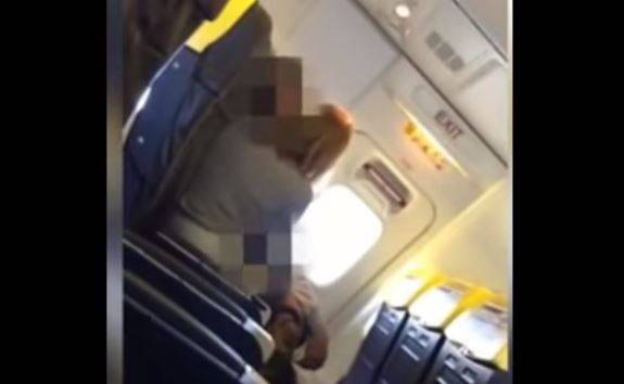 Coppia filmata mentre fa sesso su un volo Ryanair