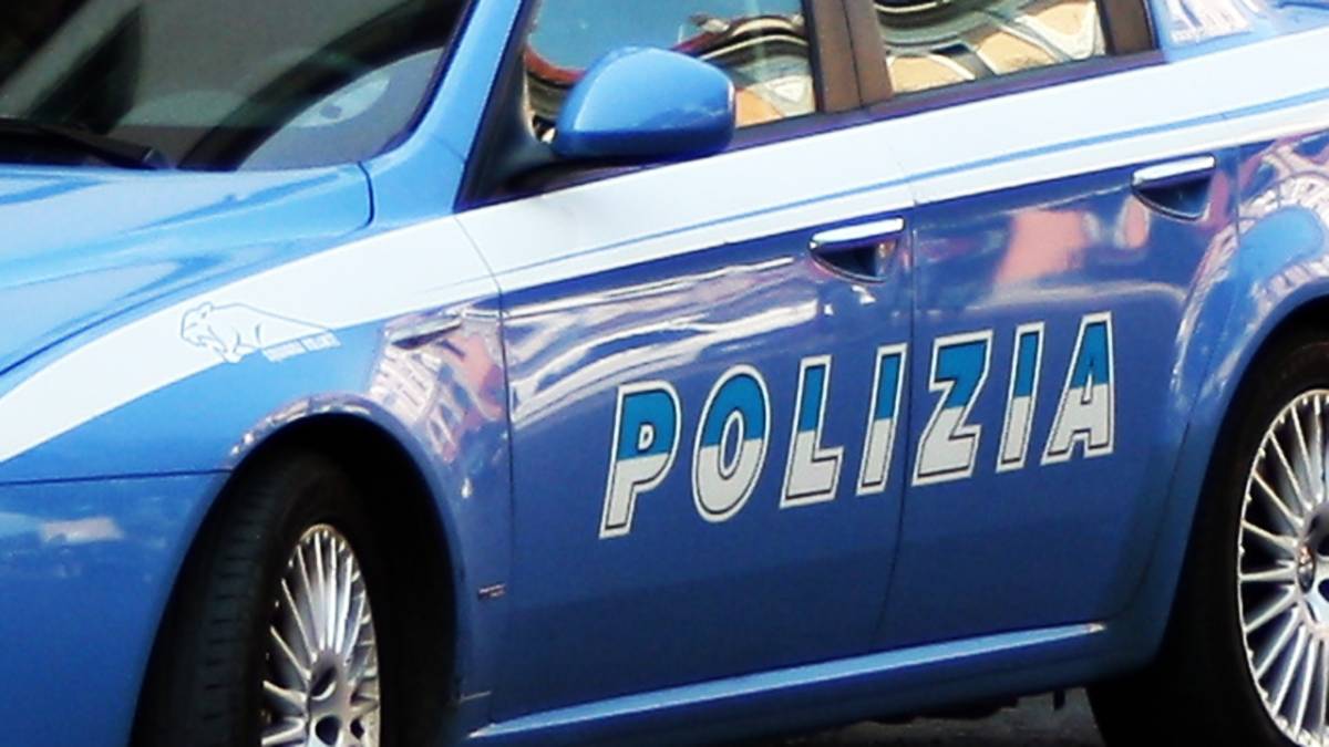 Napoli, immigrati assalgono una volante della polizia
