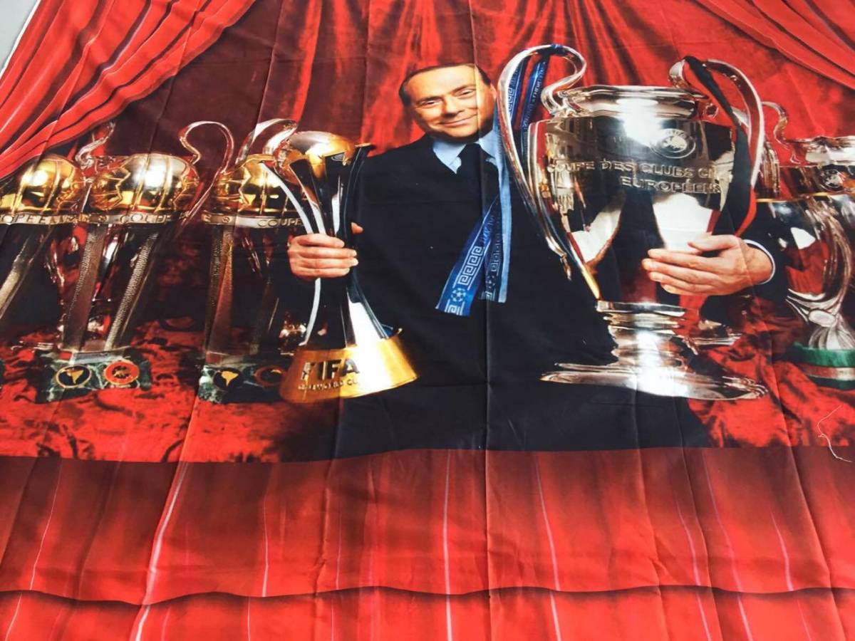 Cascavilla di Lenzuolissimi regala a Berlusconi le lenzuola con la sua foto