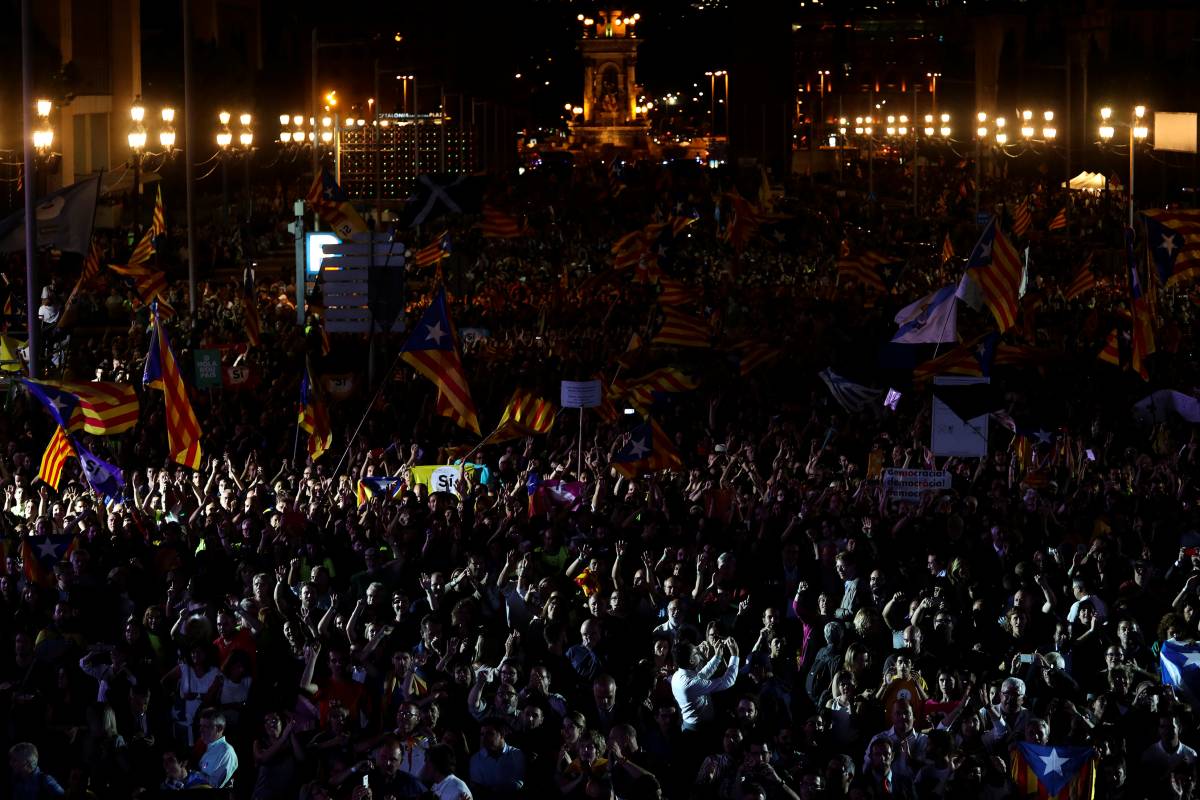 In Catalogna sale la tensione: occupati i seggi per il voto