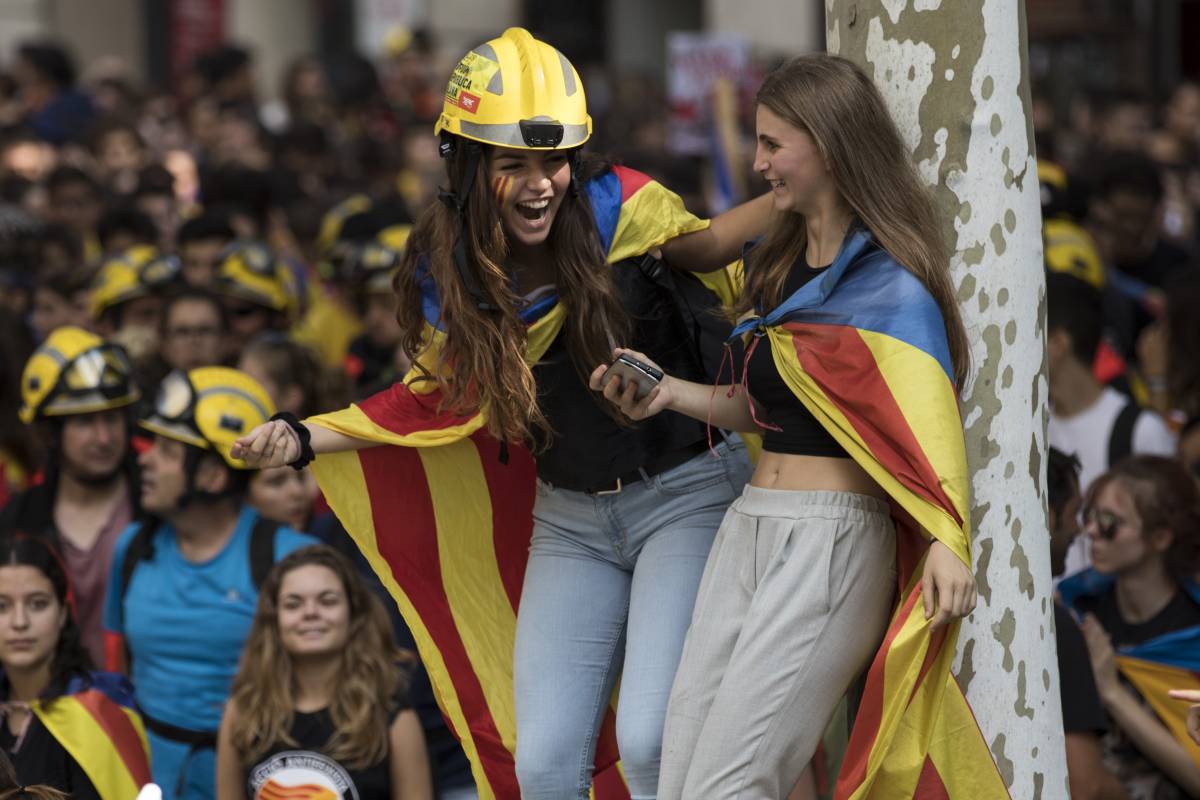 La Catalogna militarizzata. Elettori occupano i seggi