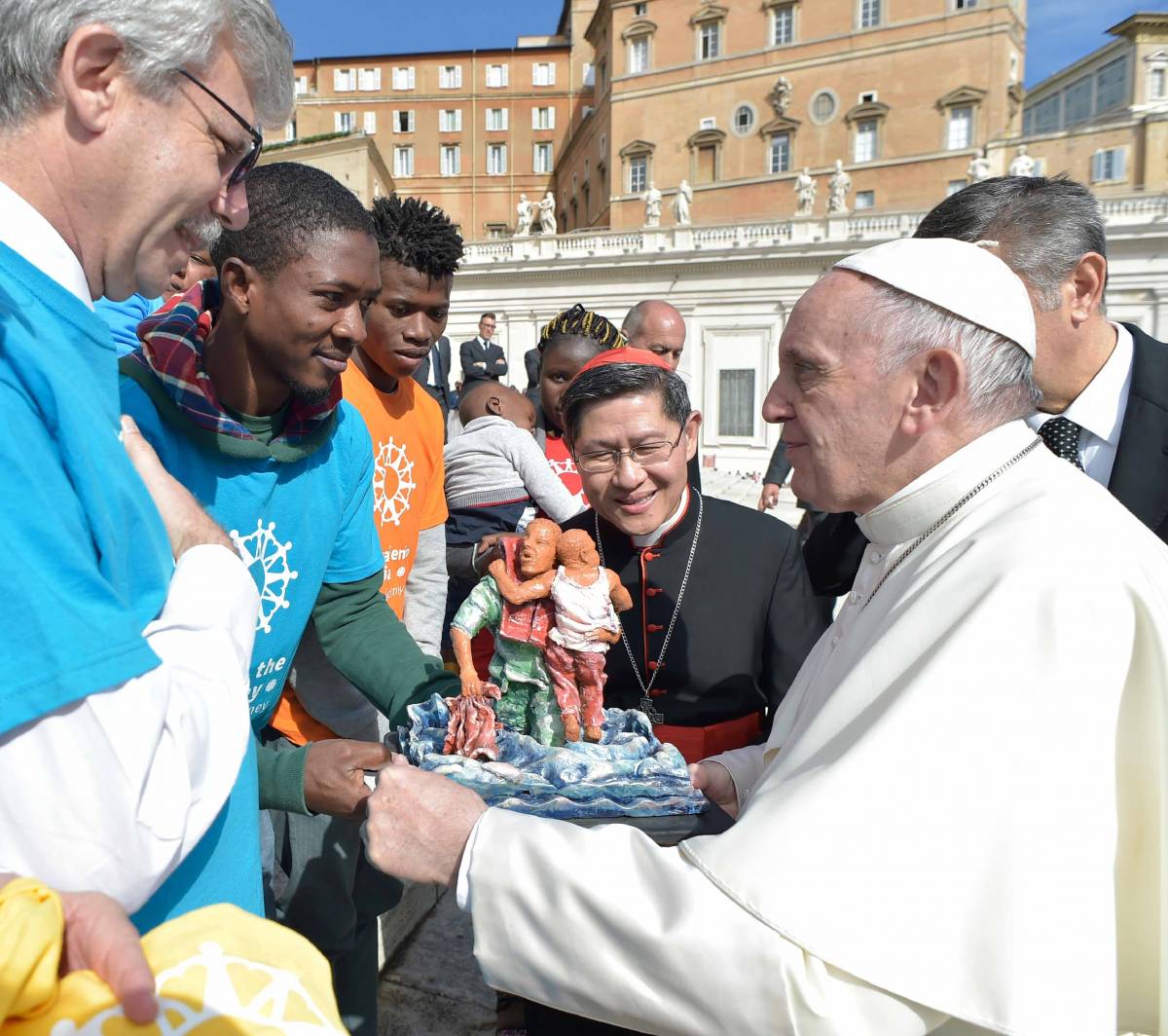 Migranti, Papa: "Serve politica di accoglienza e integrazione"