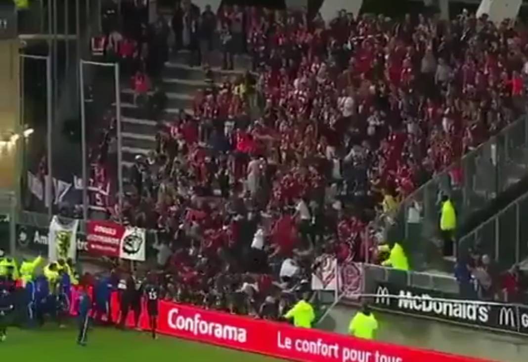 Amiens, crolla la balaustra allo stadio: paura e feriti durante la partita