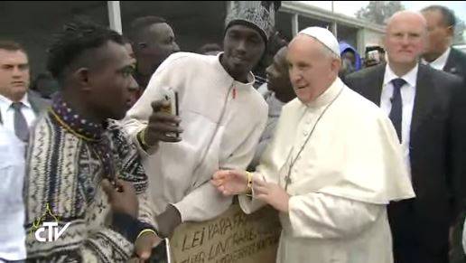 Il Papa visita l'hub per migranti: "Gli Stati aprano corridoi umanitiari"