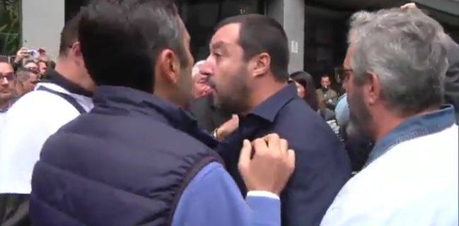 Milano, gli antagonisti lanciano uova a Salvini