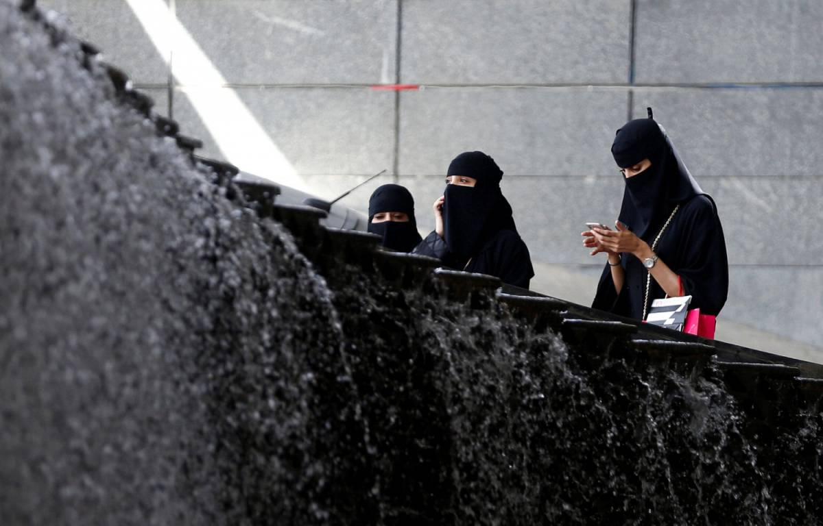 Arabia, un'università vara la scuola guida per le donne 