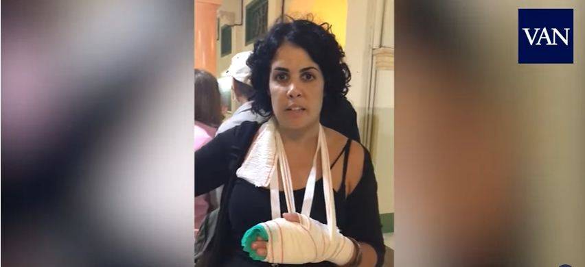Barcellona, ragazza molestata: "Mi hanno toccato il seno e rotto le dita"