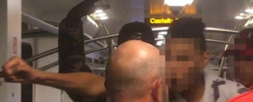 Baby gang di africani aggredisce passeggeri sul treno: il video inedito