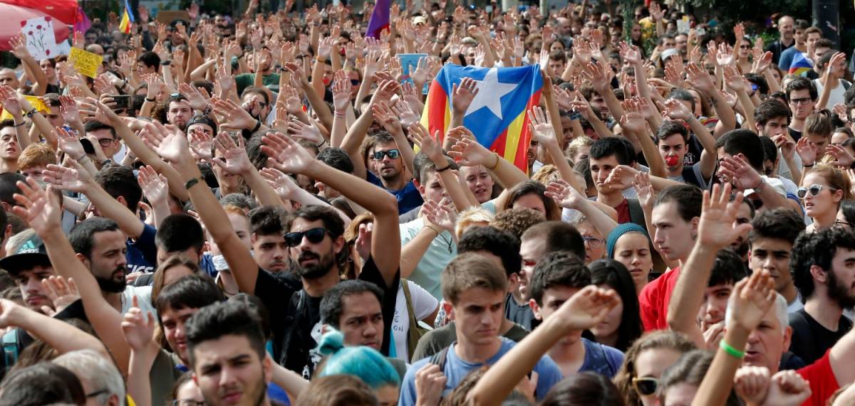 Barcellona non molla. "Lunedì l'indipendenza". Madrid muove l'esercito