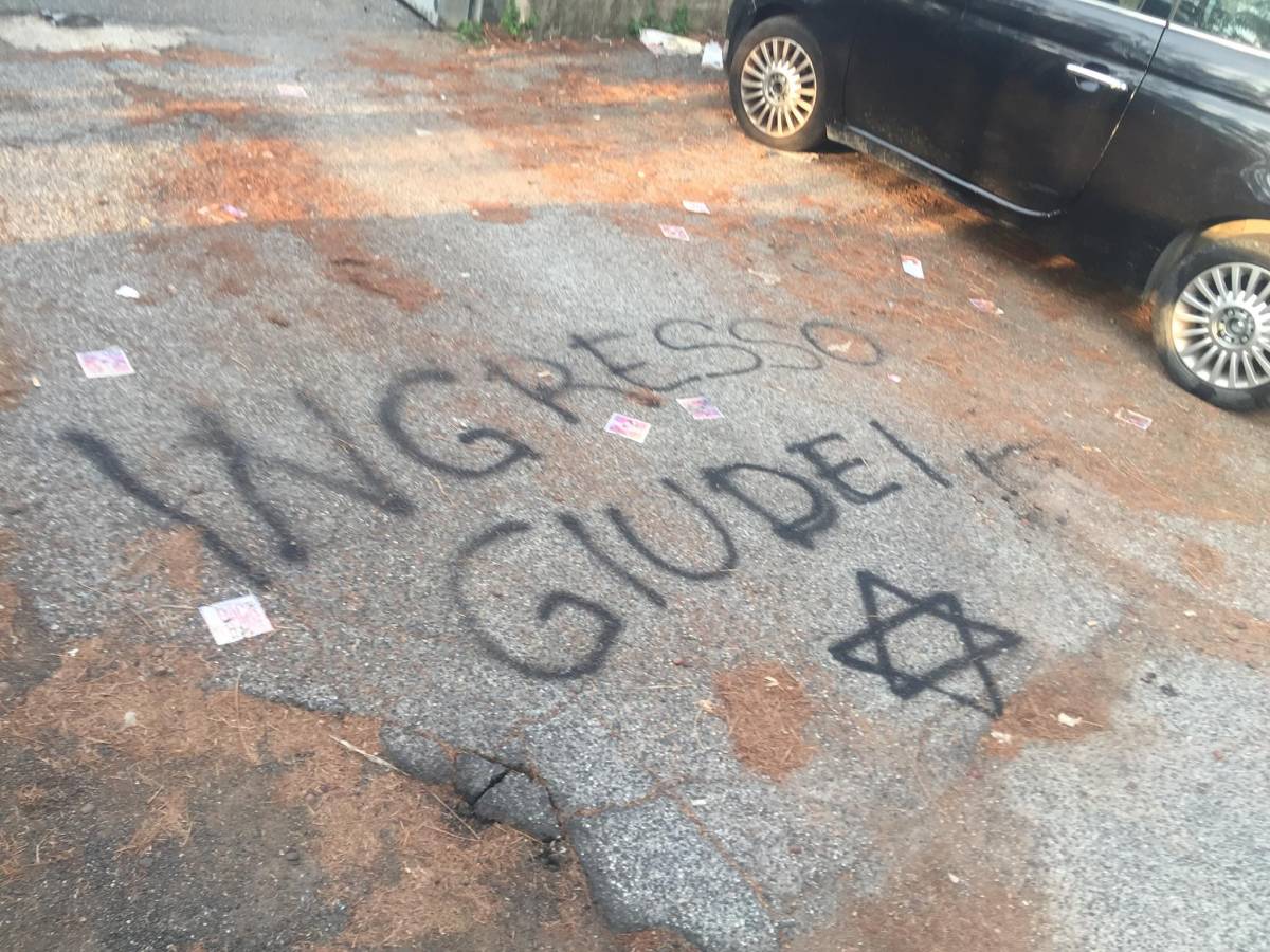 Roma, davanti al liceo spunta una scritta antisemita