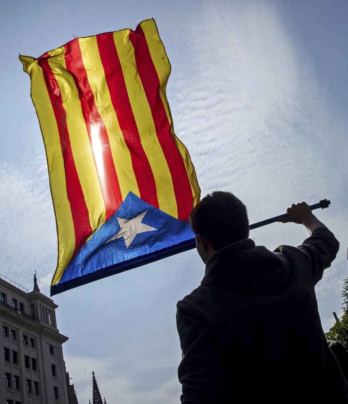 Re Felipe condanna la Catalogna. Barcellona: "Parole indegne"