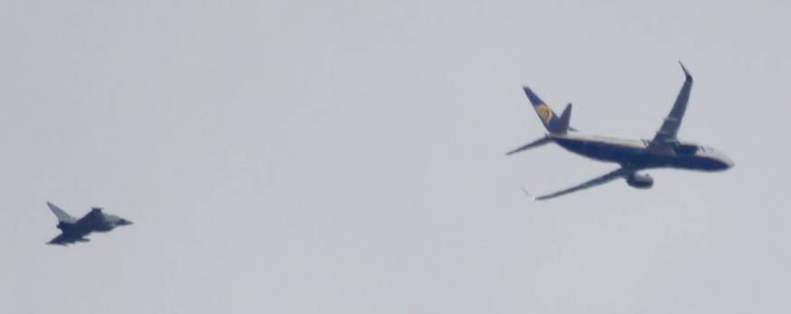 Londra, un jet militare della Raf scorta a terra un aereo Ryanair