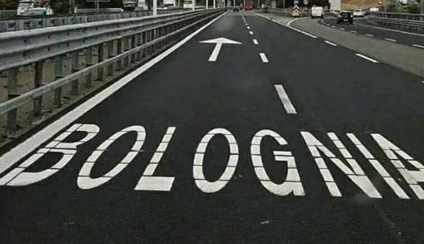 Milano, in tangenziale l'uscita per Bologna diventa "Bolognia"