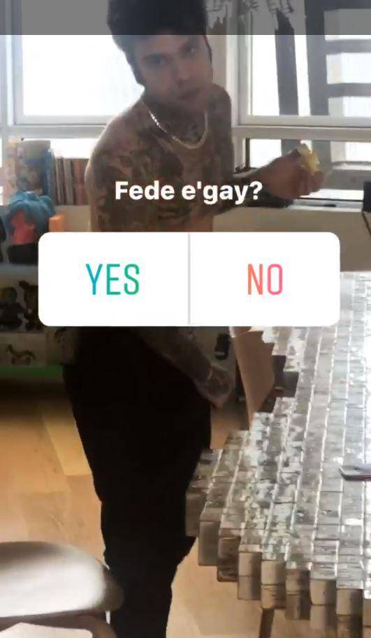 Il sondaggio di Chiara Ferragni: "Fedez è gay?"