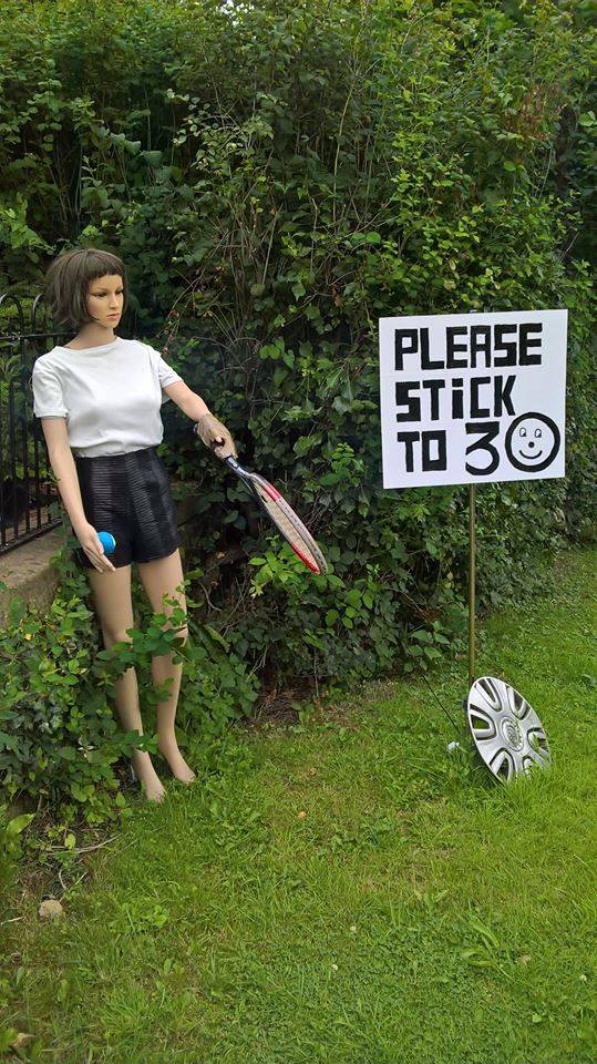 Betty Go-slow, il manichino sexy che rallenta il traffico in Inghilterra