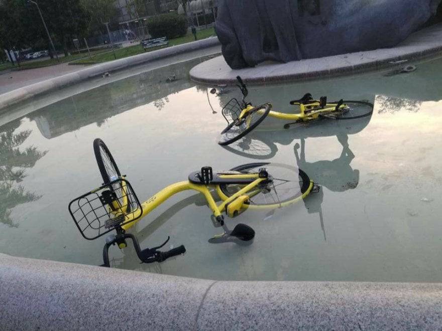 Le bici senza stazioni già appese agli alberi o gettate nelle fontane