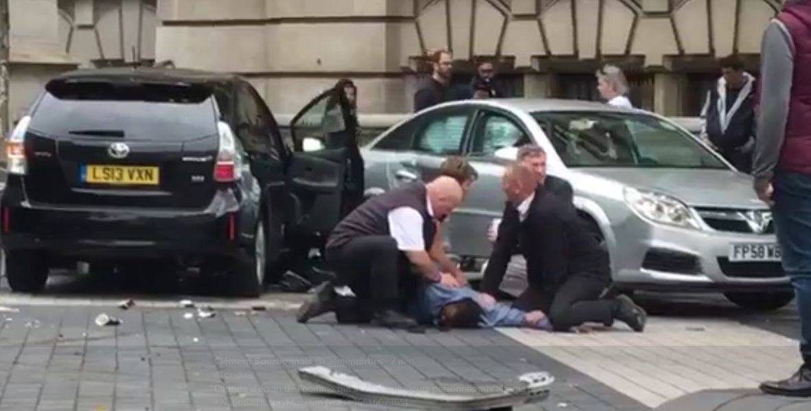 Londra, auto contro i passanti: diversi feriti, arrestato un uomo