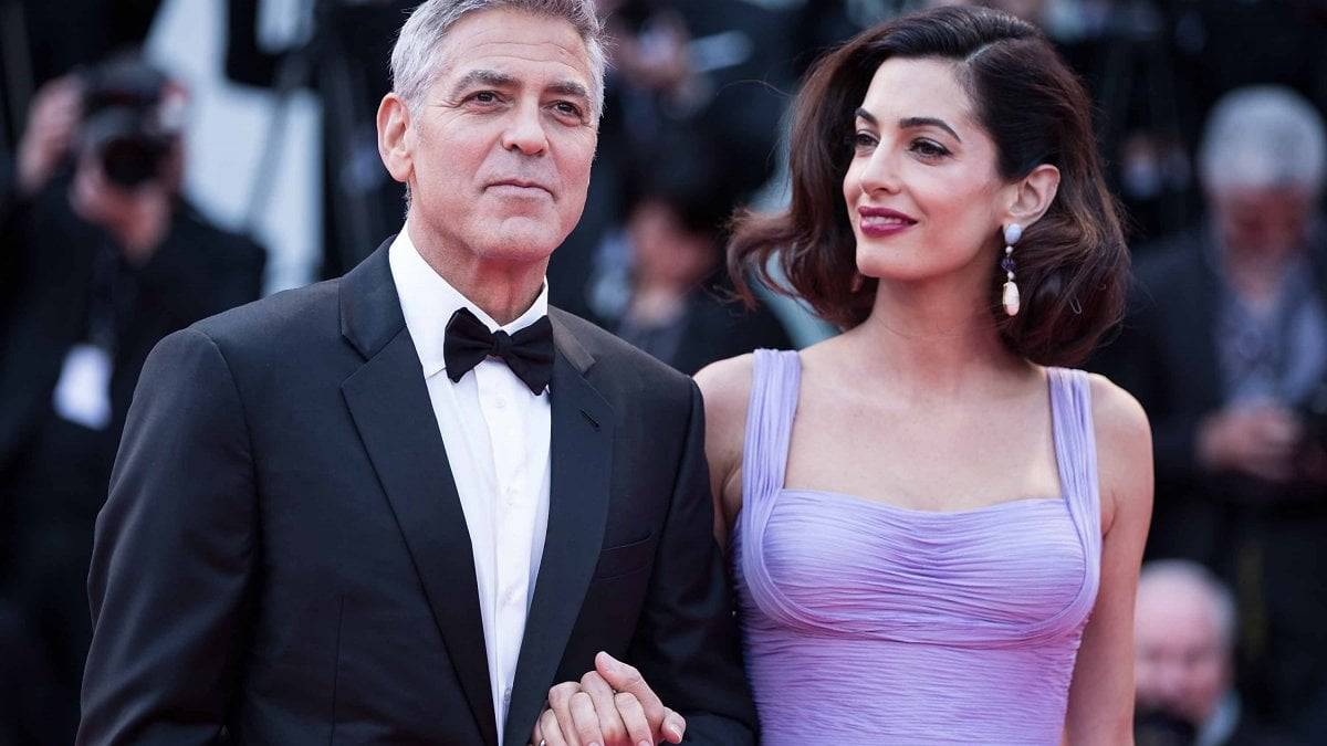 Clooney, i gemelli piangono in volo:  George fa un regalo ai passeggeri